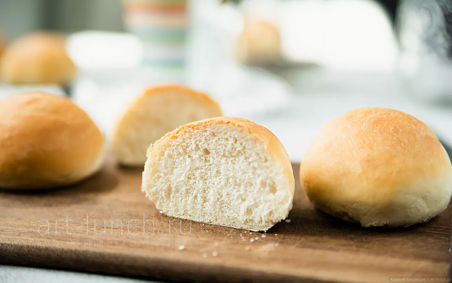 Uczeń codziennie potajemnie zabierał po bułce, a właściciel udawał, że tego nie zauważa — 11 lat później otrzymał paczkę z zagranicy i był wstrząśnięty...