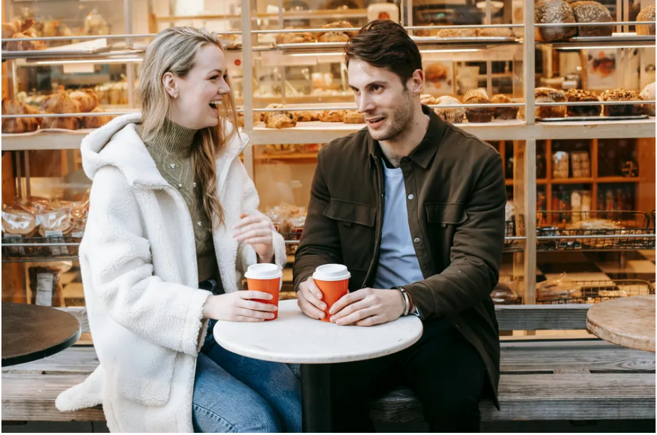 Kobieta zakochuje się w zamożnym mężczyźnie, lecz blednie na widok jego matki