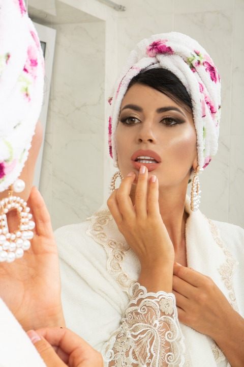 Zostawił mnie dla młodej kobiety i chwalił się swoją „nową wersją” – ale kiedy ona odeszła do jego syna, nagle przestało mu być do śmiechu.