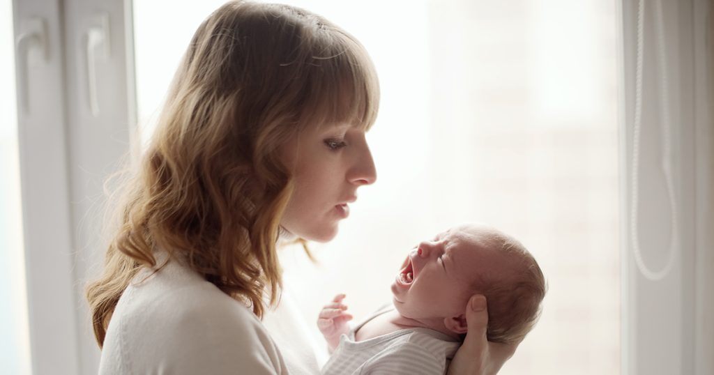 Jestem zmęczoną samotną matką, pracującą jako sprzątaczka. W drodze do domu znalazłam porzucone noworodki na zimnym przystanku autobusowym. Zabrałam dziecko w bezpieczne miejsce. Kilka dni później dowiedziałam się, kim jest dziecko, a to, co stało się potem, na zawsze zmieniło wszystko...