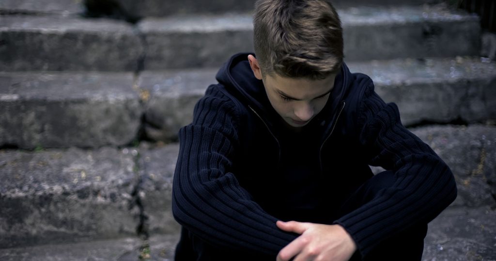 Zauważyłem małego chłopca płaczącego w szkolnym autobusie i interweniowałem, widząc jego ręce. Junie Sihlangu