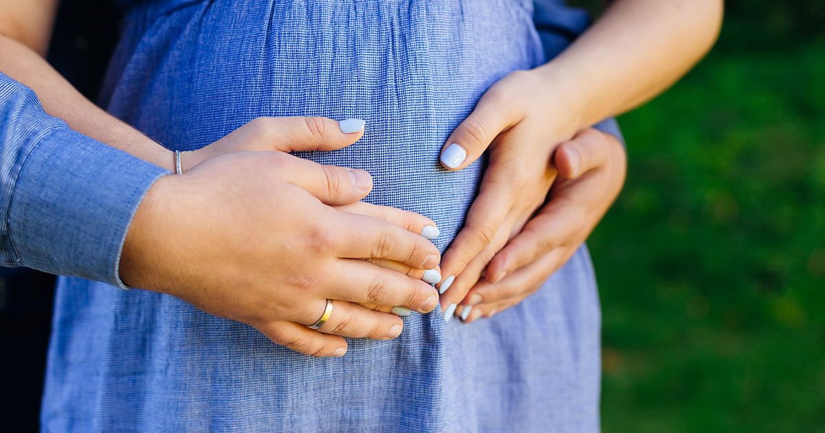 Wyrzucona z domu w wieku czternastu lat z powodu ciąży — jej powrót wzruszył rodzinę do łez.