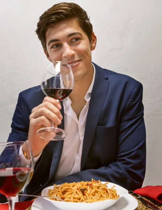 Kobieta zakochuje się w zamożnym mężczyźnie, lecz blednie na widok jego matki