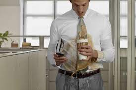 Tytułowany mężczyzna wylał na mnie kawę i upokorzył mnie w kawiarni — nie miał pojęcia, że następnego dnia drogo za to zapłaci.