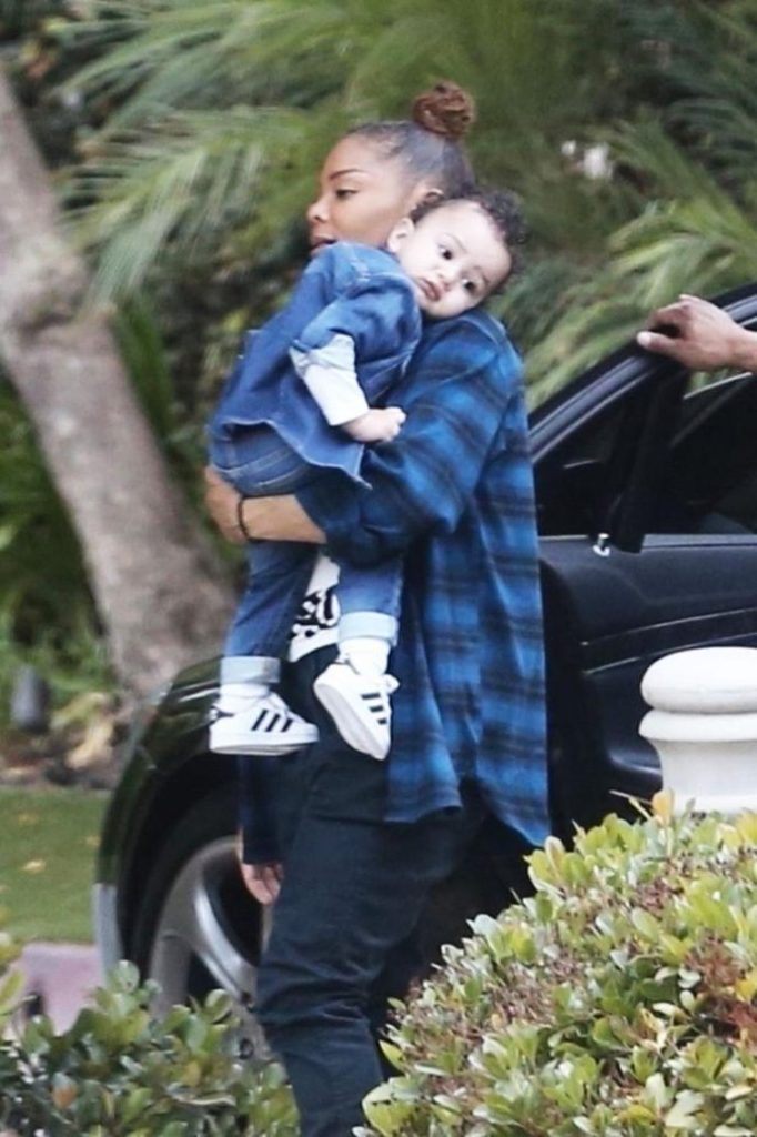 Bardzo podobny do wujka Michaela, z taką samą białą skórą. Jak wyrósł syn Janet, siostry Michaela Jacksona?