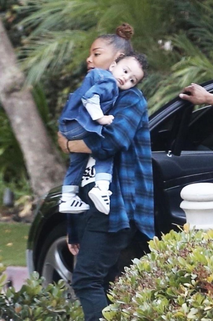 Bardzo podobny do wujka Michaela, z taką samą białą skórą. Jak wyrósł syn Janet, siostry Michaela Jacksona?