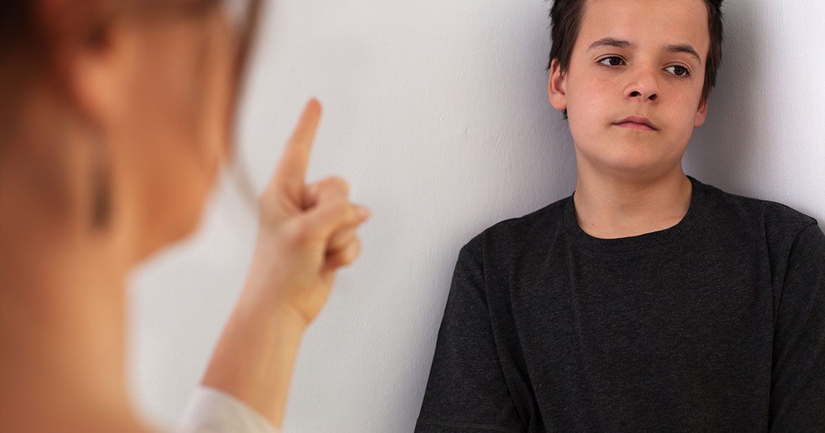 Mamo, ten mężczyzna wygląda dokładnie tak jak ja — ale dlaczego żebrze na ulicy? Prawda zburzyła jej świat...