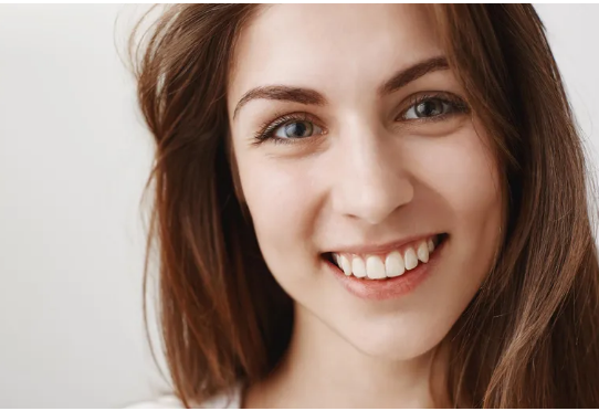 Kobieta zakochuje się w zamożnym mężczyźnie, lecz blednie na widok jego matki