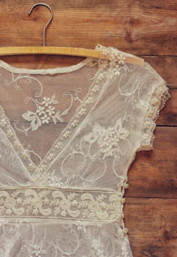 Wyszłam za mąż w sukni z second handu. Ludzie się śmiali, ale wtedy teściowa wstała i powiedziała coś, po czym zapadła cisza.