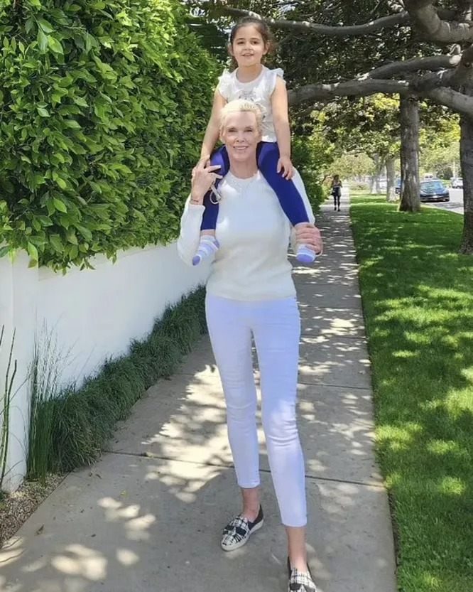 Była żona Sylvestra Stallone’a pojawiła się na pokazie mody z młodszym mężem: małżonkowie pokazali 5-letnią córkę!