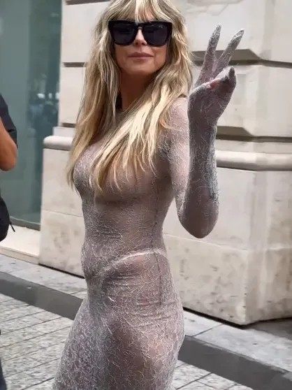 „Nie ma sensu zachowywać się jak nastolatka w tym wieku”. Heidi Klum spotkała się z hejtem i krytyką z powodu przezroczystej sukienki.