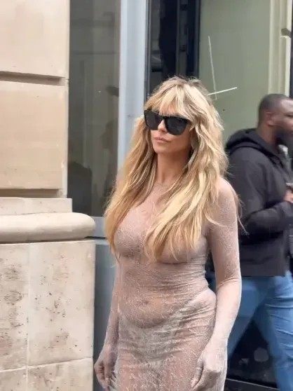 „Nie ma sensu zachowywać się jak nastolatka w tym wieku”. Heidi Klum spotkała się z hejtem i krytyką z powodu przezroczystej sukienki.