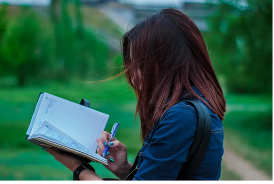 Kobieta zakochuje się w zamożnym mężczyźnie, lecz blednie na widok jego matki