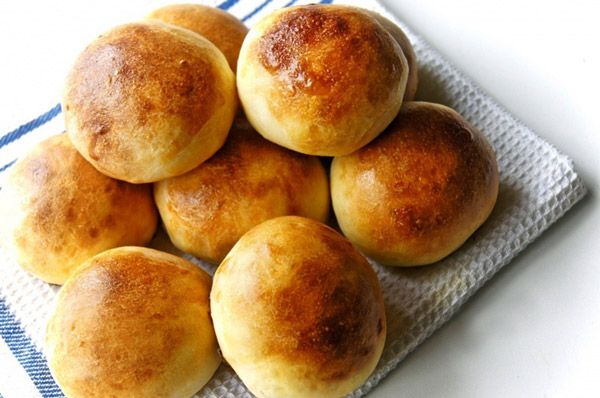 Uczeń codziennie potajemnie zabierał po bułce, a właściciel udawał, że tego nie zauważa — 11 lat później otrzymał paczkę z zagranicy i był wstrząśnięty...