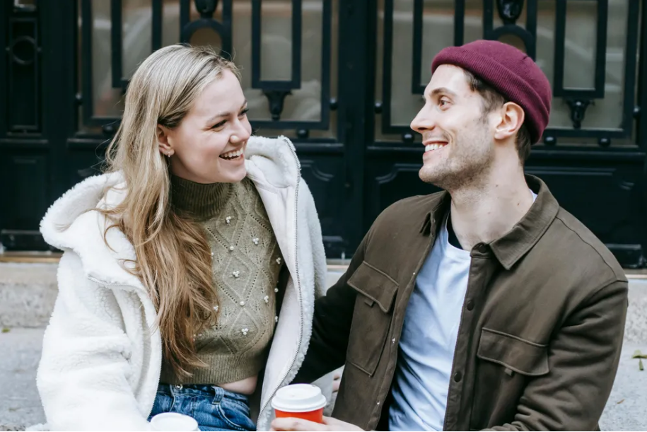 Kobieta zakochuje się w zamożnym mężczyźnie, lecz blednie na widok jego matki