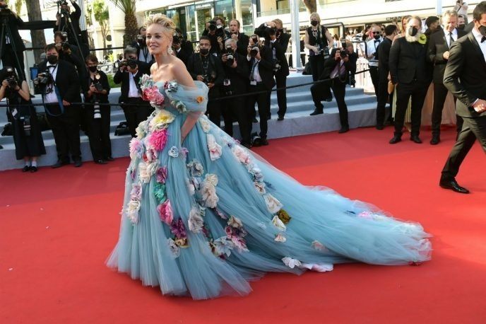 Siwowłosa babcia w chustce: Sharon Stone zaszokowała fanów swoim niezwykłym wyglądem.