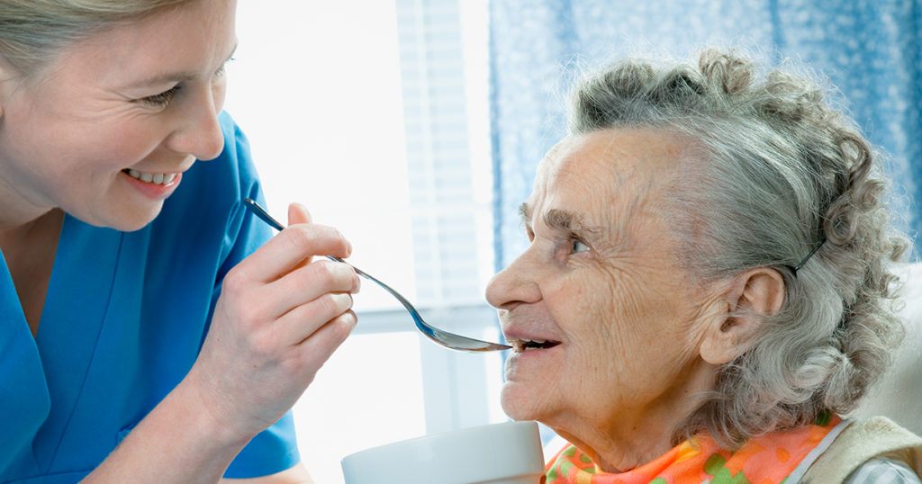 Mój syn obiecał odebrać mnie ze szpitala po operacji, ale nie przyjechał. Kiedy w końcu pojechałam do domu sama, odkryłam, że zamki zostały wymienione. Spojrzał mi w oczy i powiedział: „Nie zapomniałem, mamo — po prostu nie obchodzi mnie to”. Nie wiedział, że mój zmarły mąż pozostawił mi sekret, który zmieni wszystko...