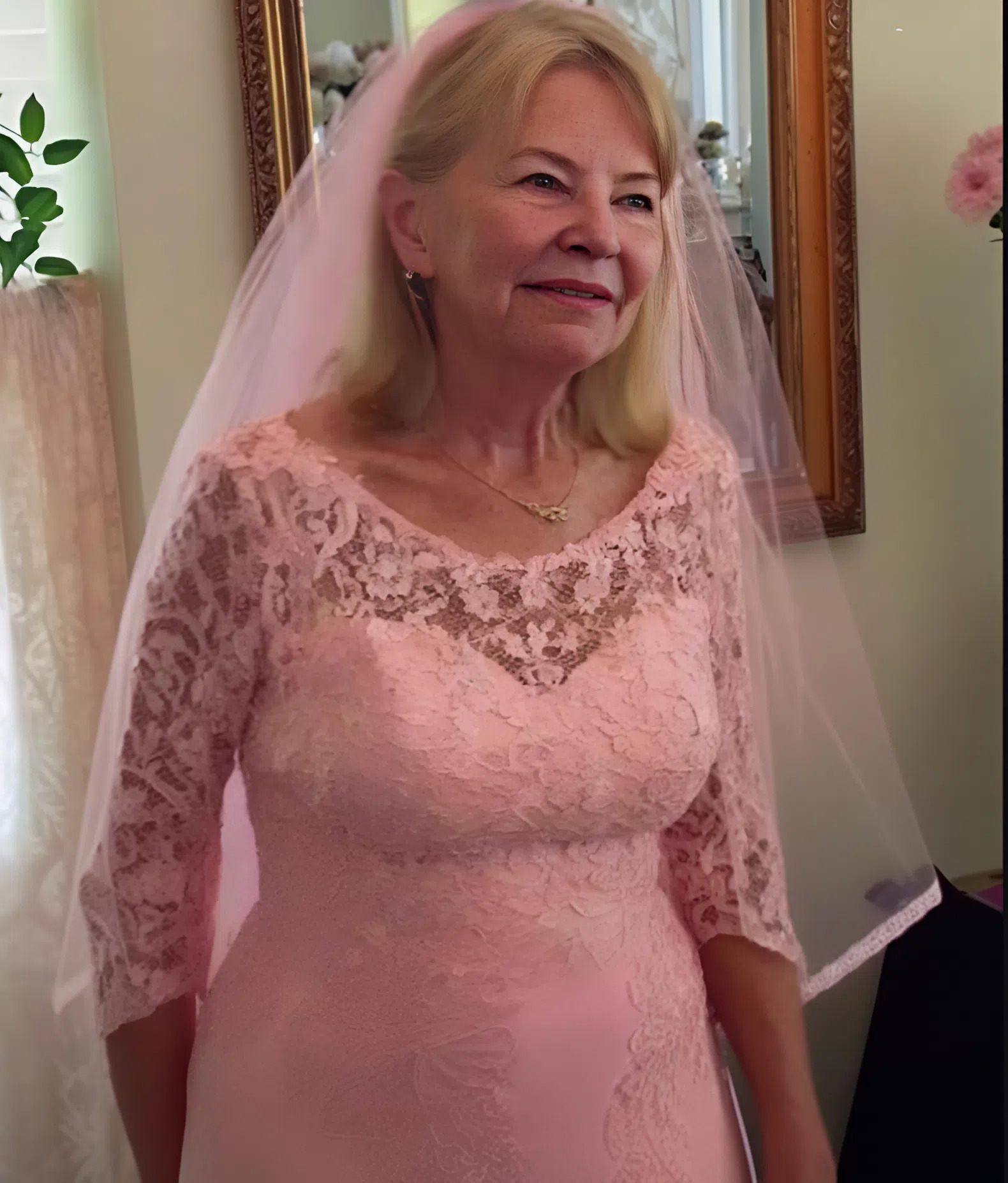 Moja synowa śmiała się ze mnie, że założyłam różową sukienkę, którą sama uszyłam na swoje wesele w wieku 60 lat — dopóki mój syn nie wziął mikrofonu i nie postawił jej w miejscu.