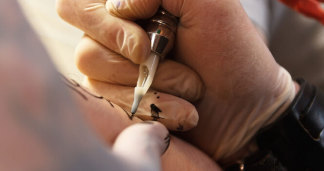 Mama z ponad 800 tatuażami, nazywana brzydulą, ujawnia prawdę o wszystkich swoich tatuażach.