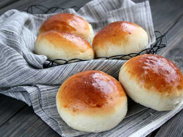 Uczeń codziennie potajemnie zabierał po bułce, a właściciel udawał, że tego nie zauważa — 11 lat później otrzymał paczkę z zagranicy i był wstrząśnięty...