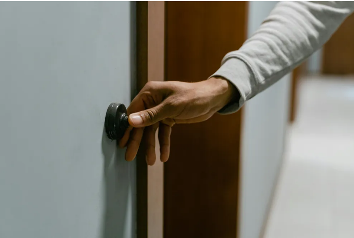 Rodzice porzucili mnie i moje młodsze rodzeństwo, gdy miałam 15 lat, a po latach zapukali do moich drzwi z uśmiechem