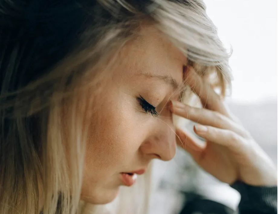 Kobieta zakochuje się w zamożnym mężczyźnie, lecz blednie na widok jego matki