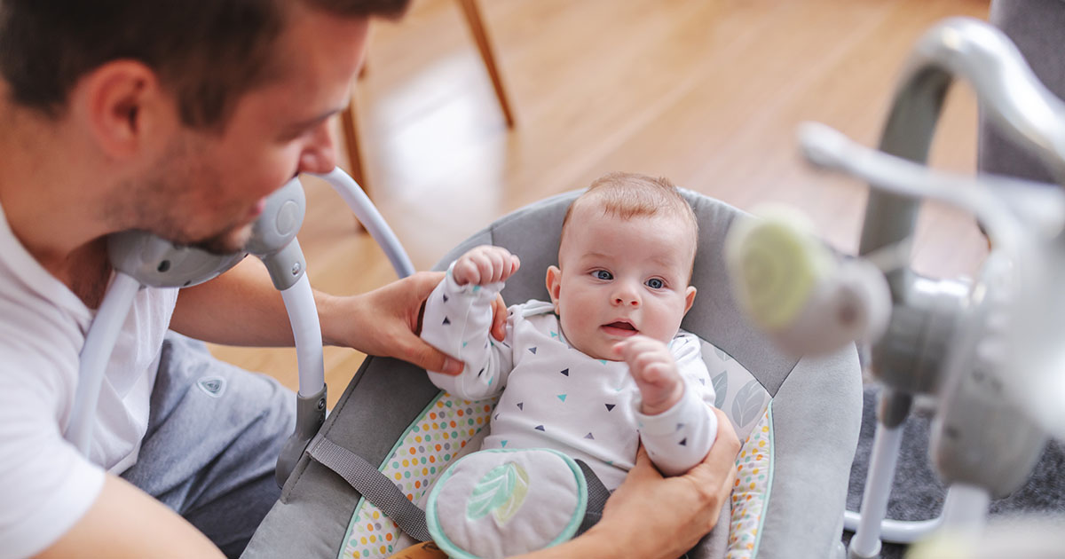 Niespodziewanie zobaczyłam mojego męża w eleganckim garniturze, wychodzącego z oddziału położniczego z dwójką niemowląt na rękach.