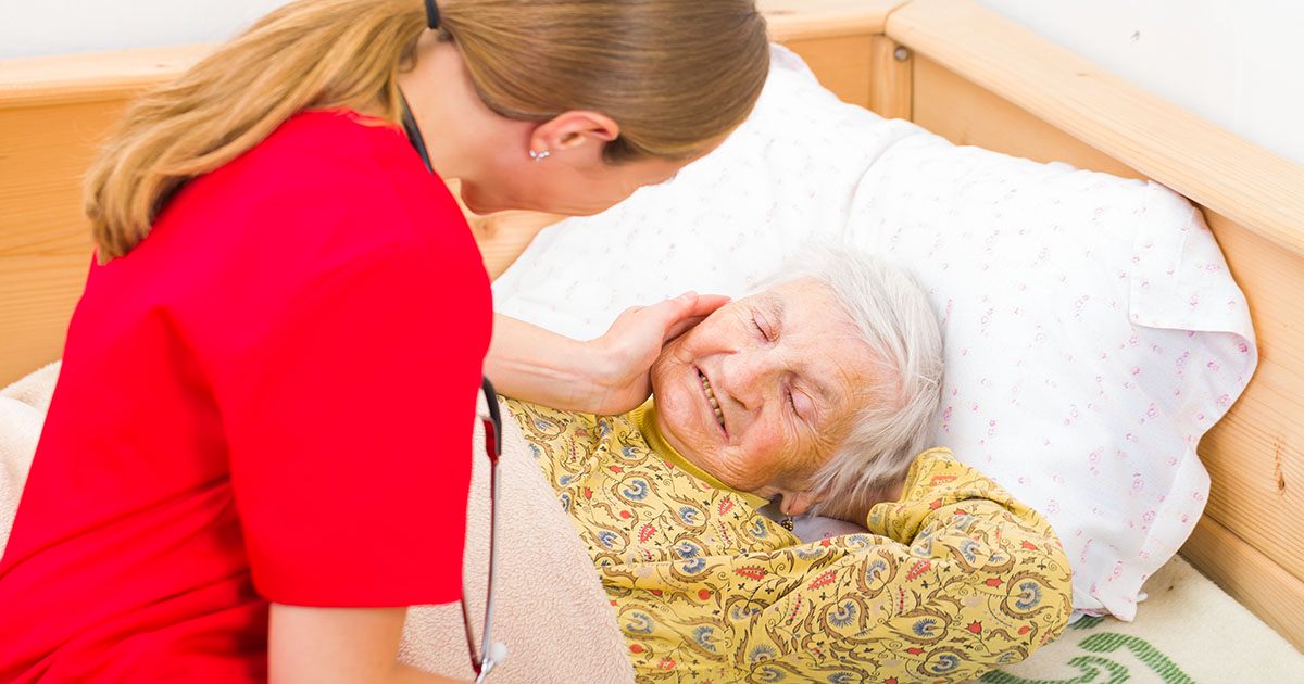 Mój syn obiecał odebrać mnie ze szpitala po operacji, ale nie przyjechał. Kiedy w końcu pojechałam do domu sama, odkryłam, że zamki zostały wymienione. Spojrzał mi w oczy i powiedział: „Nie zapomniałem, mamo — po prostu nie obchodzi mnie to”. Nie wiedział, że mój zmarły mąż pozostawił mi sekret, który zmieni wszystko...