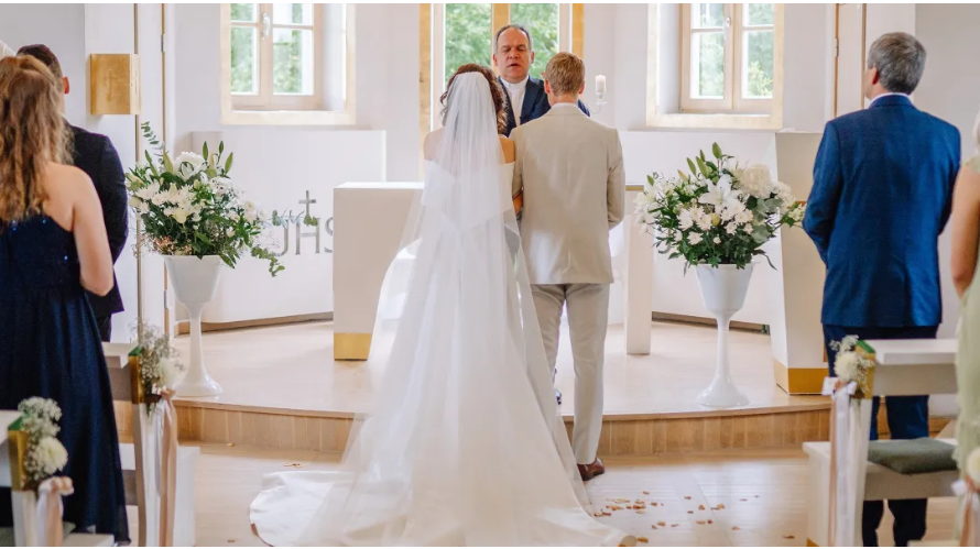 Moja matka zniknęła w dniu swojego ślubu. Po latach znalazłam jej suknię na wyprzedaży garażowej.