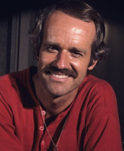 Gwiazda lat 70. w czapce z napisem politycznym. Kto jest na zdjęciu?