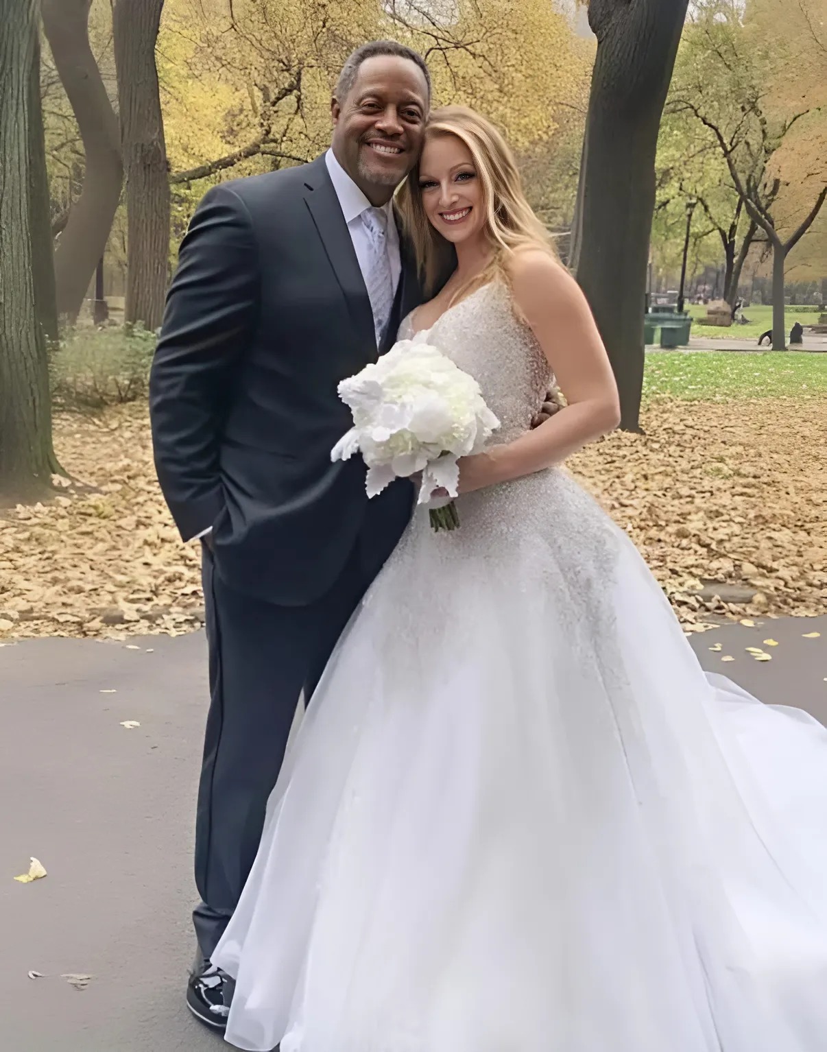 Byłam żoną przyjaciela mojego ojca. W naszą pierwszą noc poślubną byłam zszokowana, gdy powiedział: „Wybacz mi. Powinienem był ci powiedzieć wcześniej”.