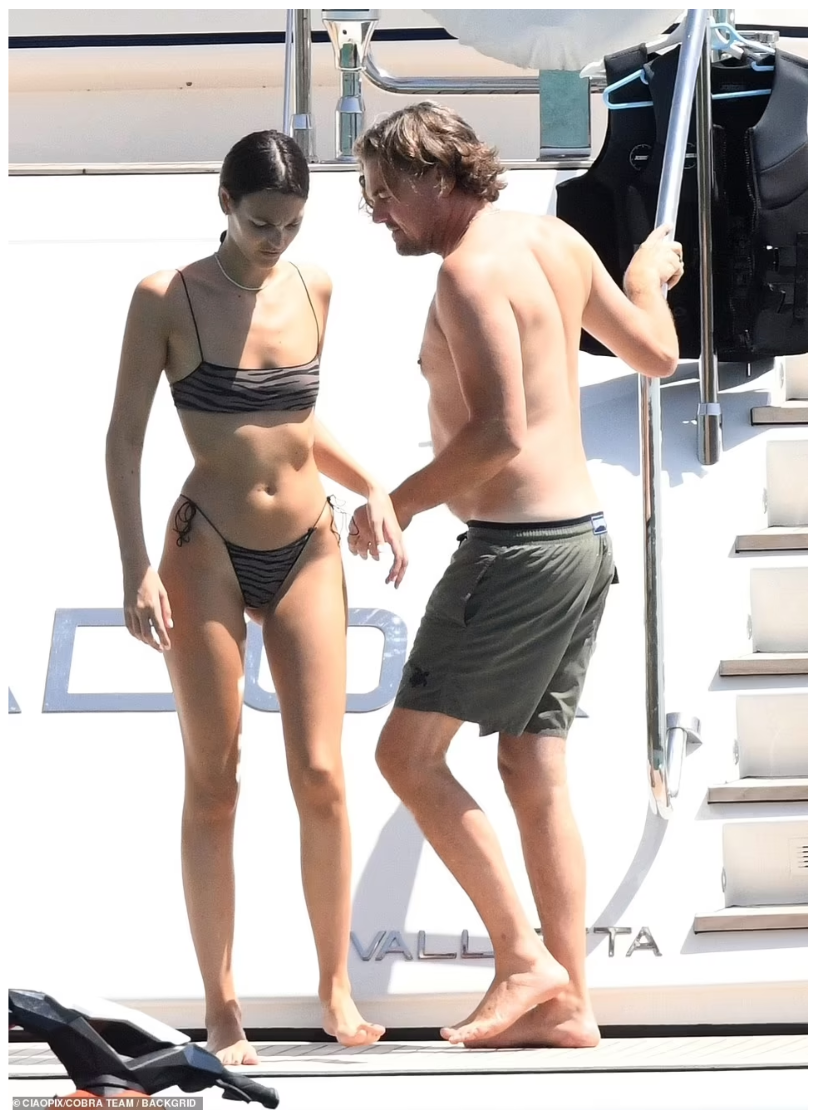 Leonardo DiCaprio, 49 lat, pokazuje swoje umięśnione ciało wraz z dziewczyną Vittorią Ceretti, 26 lat, w kostiumie kąpielowym, gdy cieszą się słońcem na Sardynii... po tym, jak modelka pokazuje pierścionek z brylantem na TYM palcu.