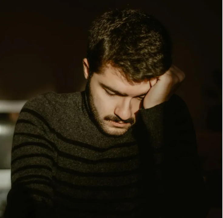 Wieczór weselny został zepsuty przez stare zdjęcie, które znalazłam w pokoju męża.