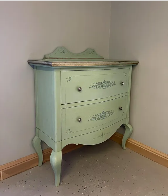 Mój mąż nalegał, żebyśmy spali w różnych pokojach. Pewnej nocy usłyszałam dziwne odgłosy dochodzące z jego pokoju i poszłam to sprawdzić.