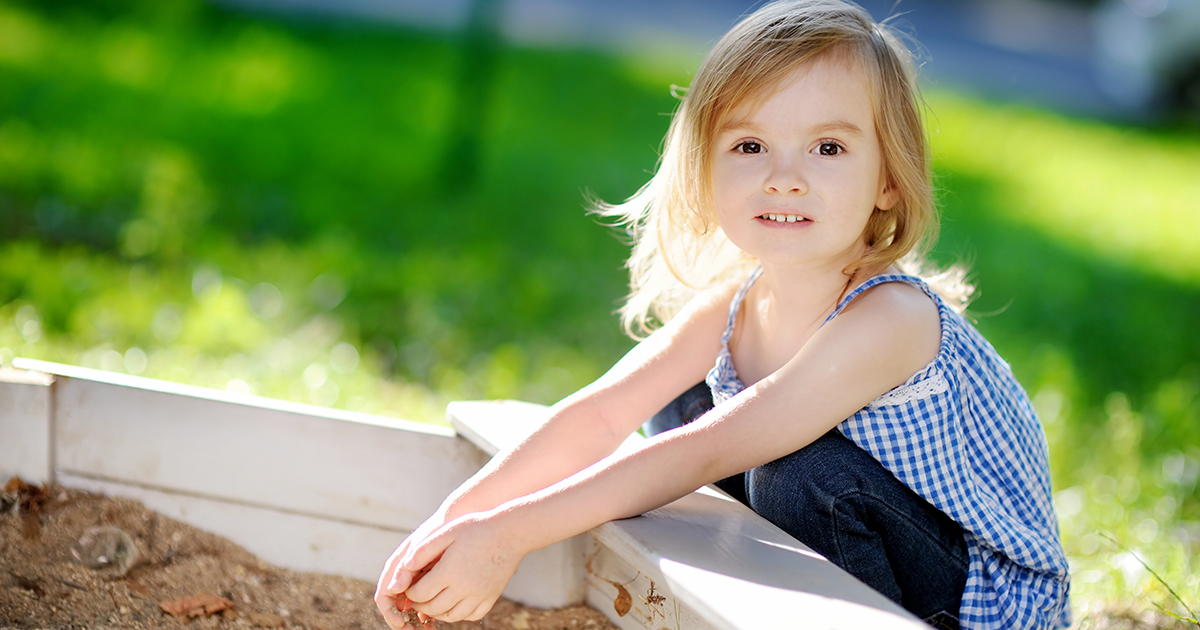 Po 15 miesiącach spędzonych za granicą żołnierz wrócił do domu, oczekując uścisków i śmiechu. Zamiast tego zastał ciszę — i słaby dźwięk dochodzący z szopy na podwórku. To, co czekało na niego za drewnianymi drzwiami, zmieniło jego życie na zawsze.