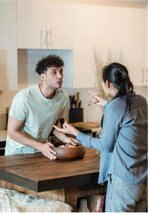 Wieczór weselny został zepsuty przez stare zdjęcie, które znalazłam w pokoju męża.