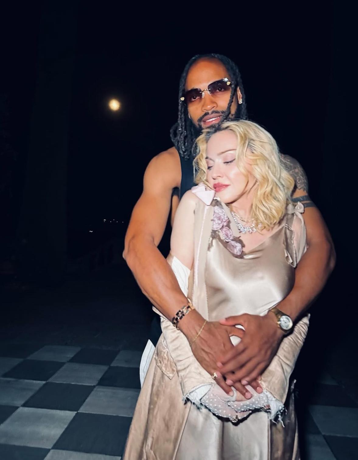 „Młodzi powinni sypiać z młodymi”. 67-letnia Madonna powiedziała upragnione „tak” swojemu 29-letniemu ukochanemu.