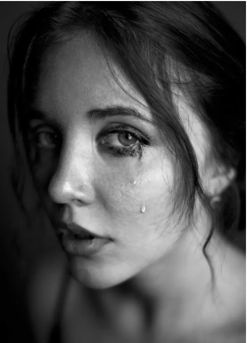 Wieczór weselny został zepsuty przez stare zdjęcie, które znalazłam w pokoju męża.