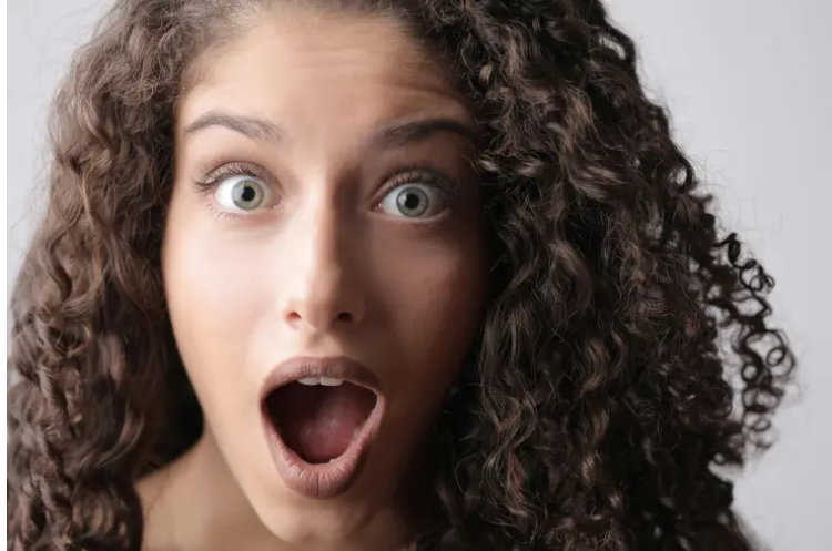 Na moim ślubie mała dziewczynka z bukietem stokrotek poprosiła o monetę — spojrzałem na jej rękę i przerwałem ceremonię ślubną.