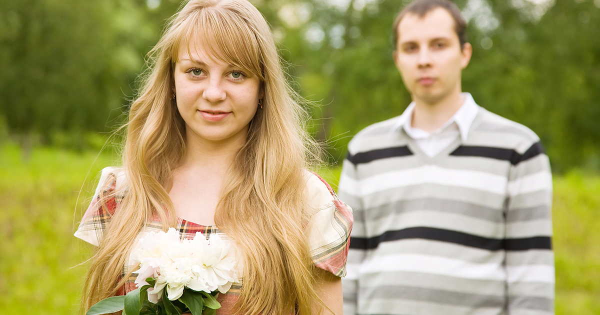 Moja mama przerwała moje wesele i krzyknęła: „On nie jest wystarczająco dobry!”, ale to, co odpowiedział mój narzeczony, sprawiło, że odeszła.