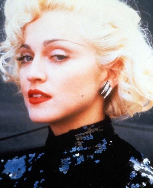 Wspominamy 20 niesamowitych kobiet lat 90.! Była to epoka, w której królowała naturalna uroda, a trendy nie były jeszcze dyktowane przez silikon ani photoshop.