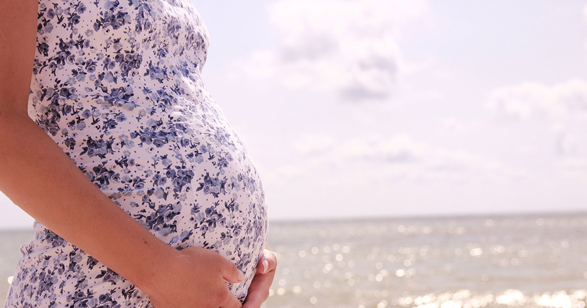 Moja teściowa nalegała, żeby zabrać mnie na wizytę prenatalną. Kiedy wyszła, żeby odebrać telefon, pielęgniarka pochyliła się do mnie i szepnęła: „Wyjdź stąd. Nie pozwól im zabrać cię do domu”.