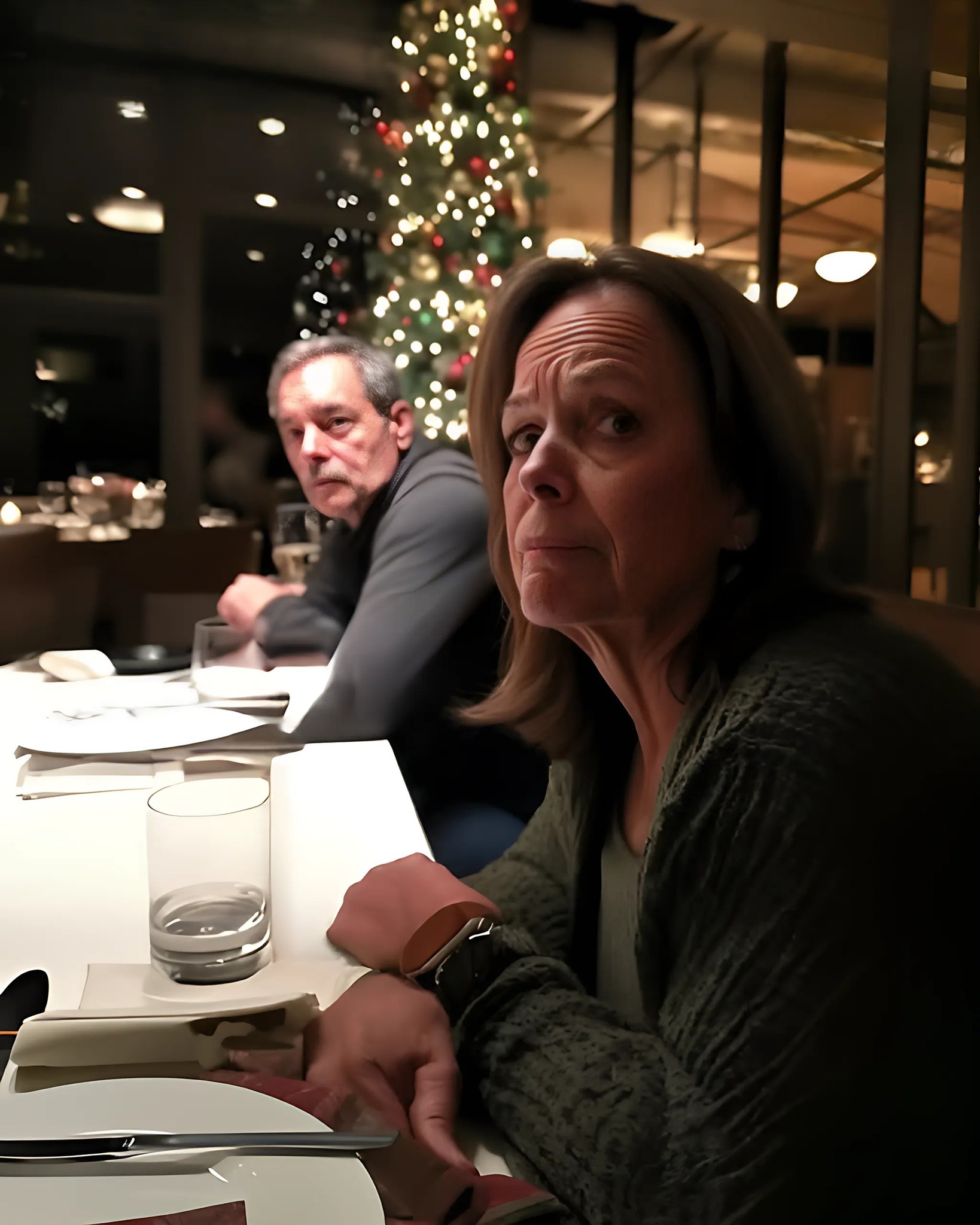 Mężczyzna poszedł na pierwszą randkę ze swoją koleżanką z pracy i zauważył, że ona robi wszystko, aby ją zepsuć.