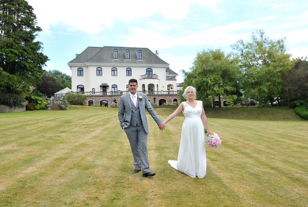 Żona ogląda swoje zdjęcia ślubne i odkrywa ponury szczegół.