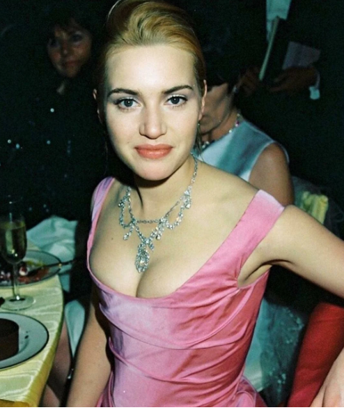 Wspominamy 20 niesamowitych kobiet lat 90.! Była to epoka, w której królowała naturalna uroda, a trendy nie były jeszcze dyktowane przez silikon ani photoshop.