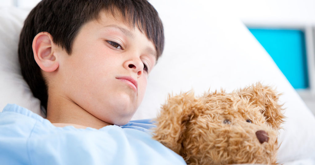 Każdego ranka o szóstej starszy brat zakradał się do pokoju swojego młodszego brata – a kiedy ich rodzice dowiedzieli się dlaczego, zaniemówili.