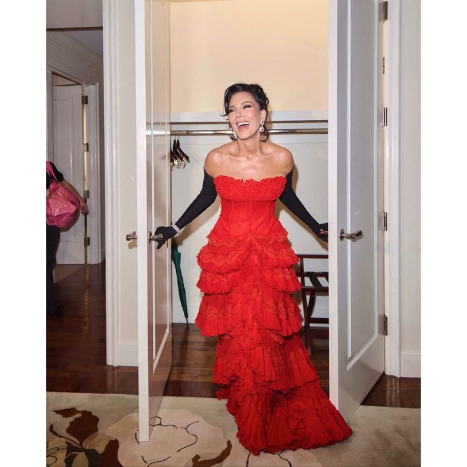 Jeśli już starzeć się, to tylko w ten sposób! Matka Kardashianów w czerwonej sukience świętowała swoje 70. urodziny w gronie miliarderów.