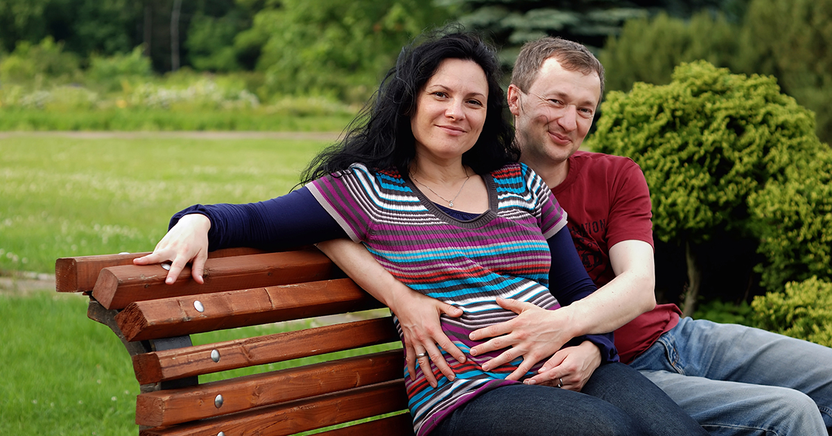 Moja teściowa nalegała, żeby zabrać mnie na wizytę prenatalną. Kiedy wyszła, żeby odebrać telefon, pielęgniarka pochyliła się do mnie i szepnęła: „Wyjdź stąd. Nie pozwól im zabrać cię do domu”.