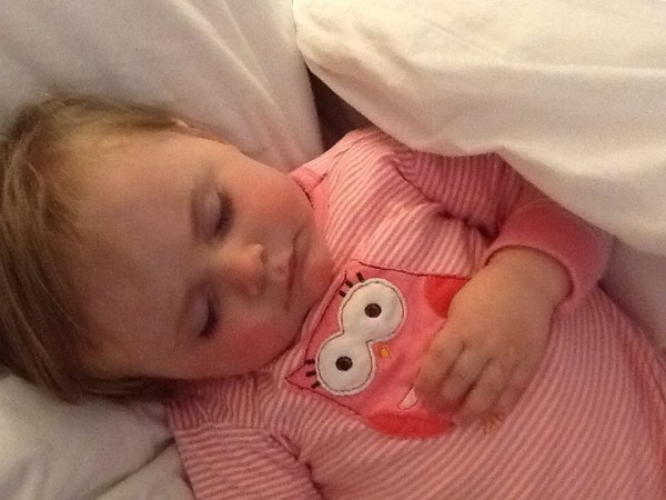 Żona ogląda swoje zdjęcia ślubne i odkrywa ponury szczegół.