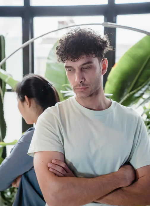 Na moim ślubie mała dziewczynka z bukietem stokrotek poprosiła o monetę — spojrzałem na jej rękę i przerwałem ceremonię ślubną.